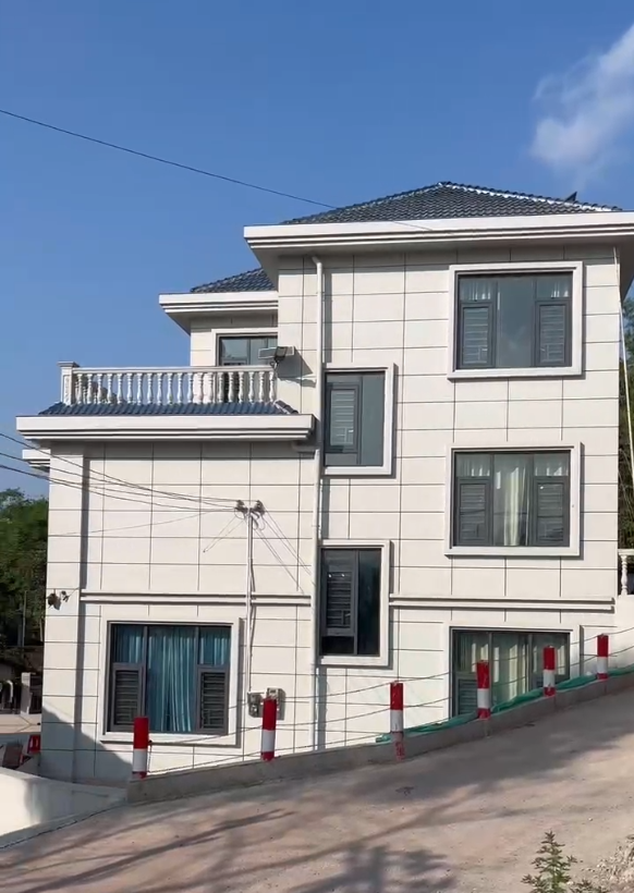 三层带露台别墅