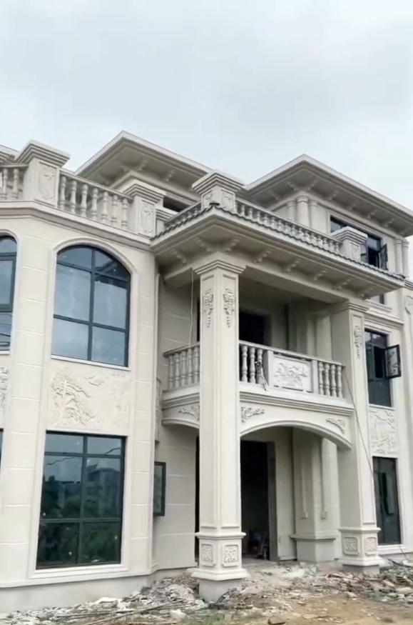 三层带露台别墅