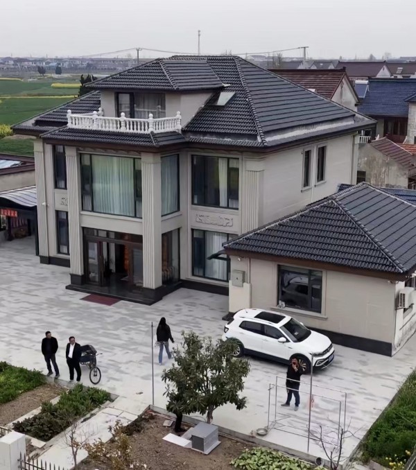 三层带露台别墅