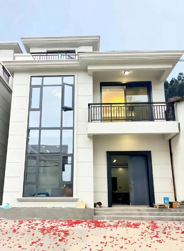 二层带露台大别墅